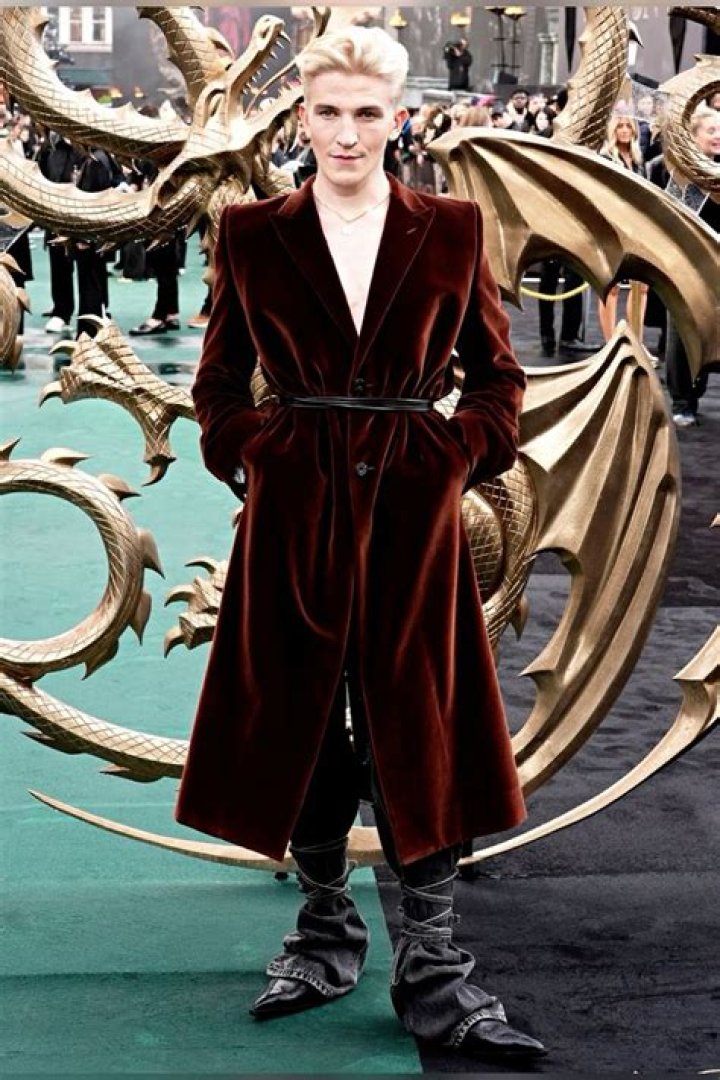 
Ewan Sharp Height, Weight, Net Worth, Age, Birthday, Wikipedia, Who, Nationality, Biography 