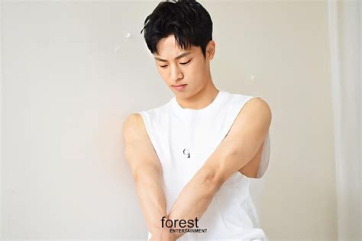 
The Untold Truth About South Korean Actor – Lee Shin-young 